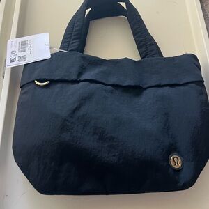NWT lululemon on my level tote bag small 5L black / gold